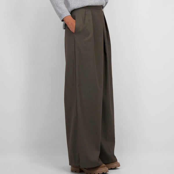 CALÇAS LARGAS COM DETALHES PLISSADOS