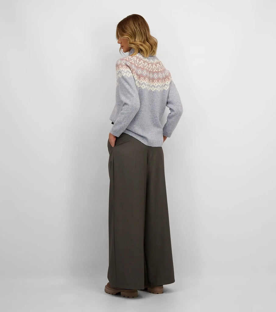 CALÇAS LARGAS COM DETALHES PLISSADOS