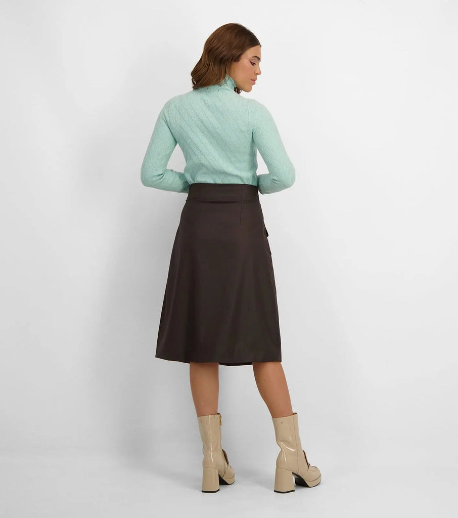 SAIA MIDI COM DETALHE DE BOTÃO E CINTO