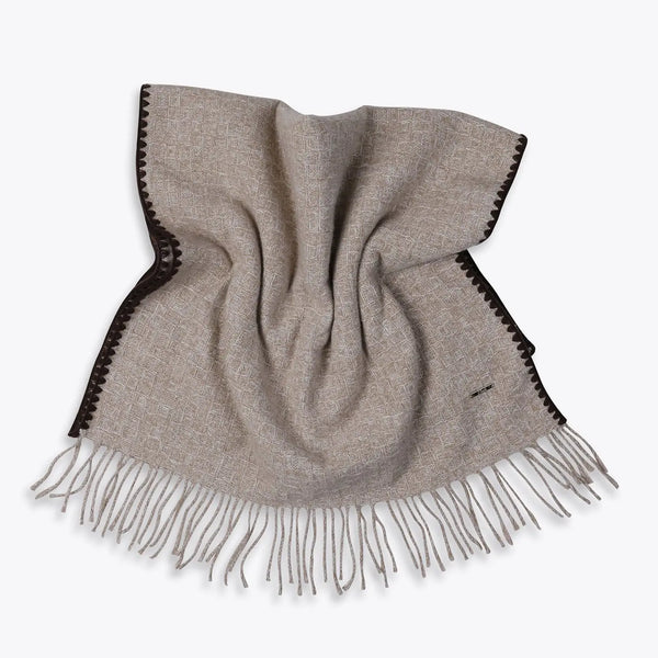 LENÇO PASHMINA COM FRANJAS E DETALHES DE COSTURA